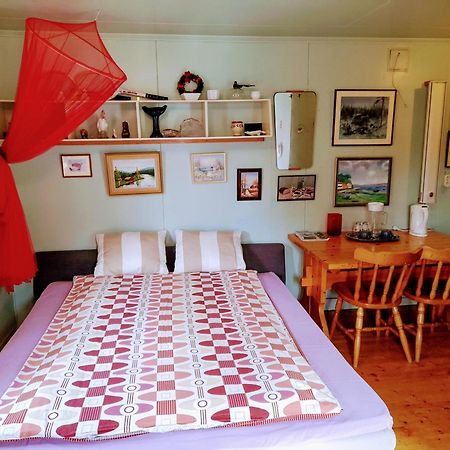 Summer Bedroom, Outside Toilet, Shower, Kitchen. 120 M From Sandbach. Bracke  Екстер'єр фото